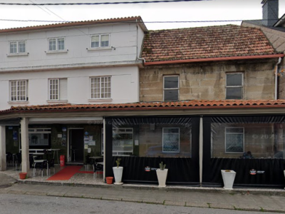 Una mujer agrede a un hombre en el bar Regueira de Domaio