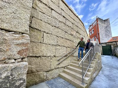 Cividanes cambia a súa imaxe coa reconstrución do muro e a instalación dunhas escaleiras