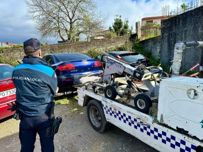 A Policía Local activa unha campaña de retirada de vehículos abandonados nos aparcadoiros públicos