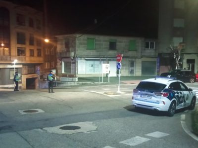 Una mujer se lleva por delante un coche en Moaña