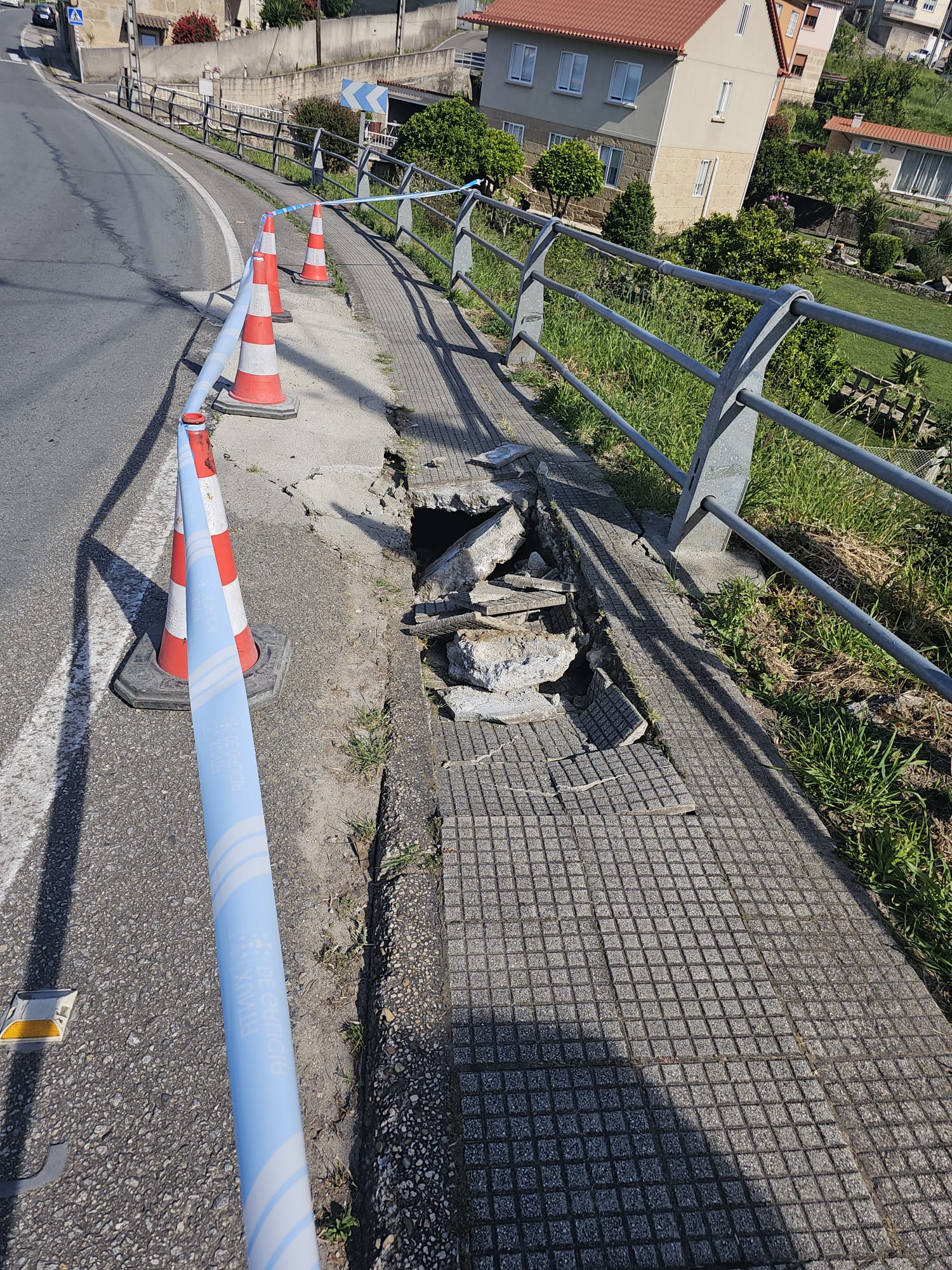 Se hunde el suelo del puente de Caiagua de la PO-551 en Meira