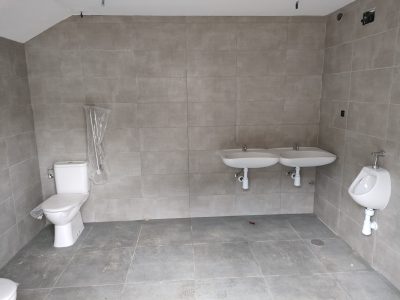 Una subvención de Ence permite a San Xulián instalar lavabos en Castiñeiras