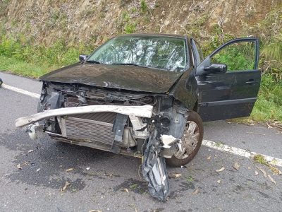 Un herido un joven en una salida de vía en la carretera Moaña-Marín