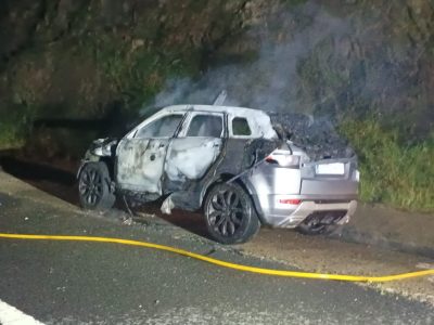 Arde un coche en la autovía y sus dos ocupantes salen ilesos