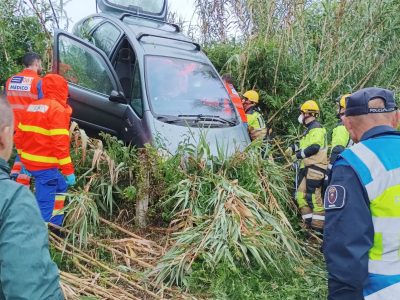 Una joven herida al caer su coche por el terraplén de la curva de A Pandiña