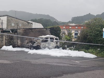 Arde una furgoneta junto al pabellón de A Raña