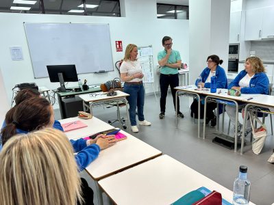 A atención sociosanitaria: unha área profesional fundamental na que se están a formar as beneficiarias do Obradoiro de Emprego