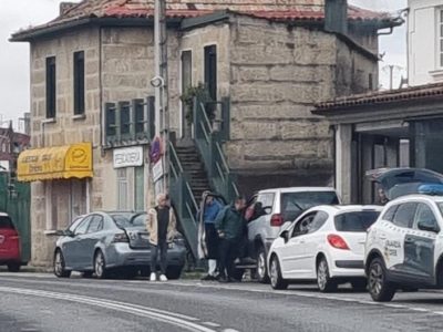 Sufre un ataque epiléptico al volante y choca con otros coches aparcados
