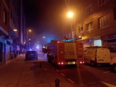 Desalojado un edificio en Marín por un incendio en un piso que deja dos evacuados