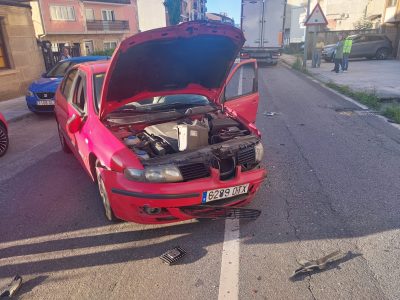 Una persona excarcelada tras impactar su coche con un camión en Cangas