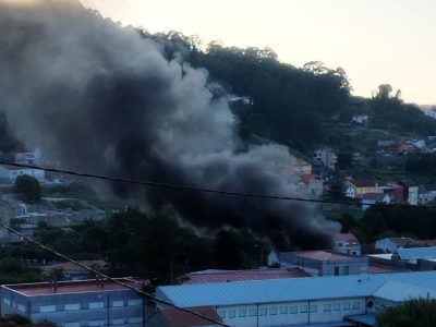 Un incendio afecta a unha vintena de paneis solares en Bueu