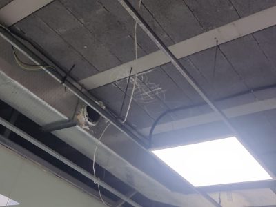 Cae todo el techo del vestuario femenino de la piscina municipal
