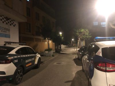 Aparece con una barra de hierro en la fiesta de su pareja