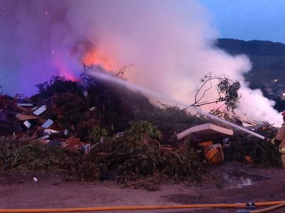 Prenden fuego a la hoguera de Samertolameu preparada para San Juan