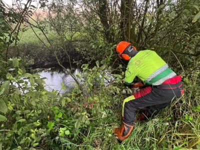 La Xunta desbroza dos tramos de canales fluviales de Cangas