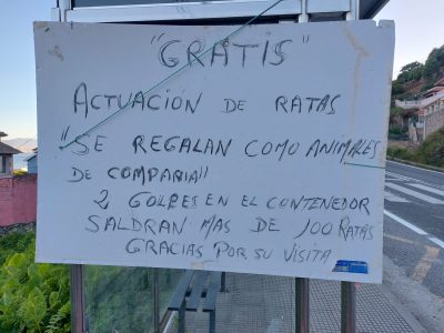Carteles contra las ratas y contenedores destrozados