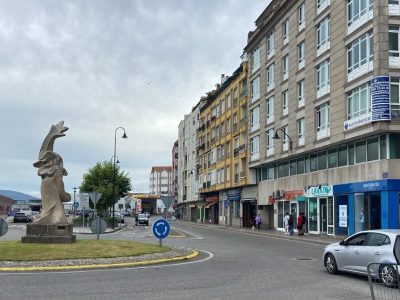 Encapuchados como payasos disparan a un joven en Cangas 