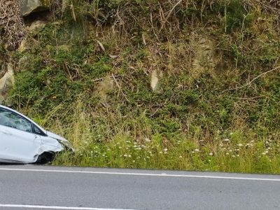 Salva la vida pese a destrozar el coche en Domaio
