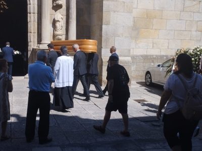 La joven que huyó tras el accidente es rubia, alta, delgada y veinteañera