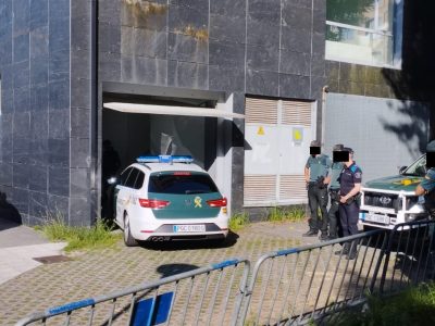 Enfrentamientos nocturnos y una llamada en redes blindaron los Juzgados de Cangas