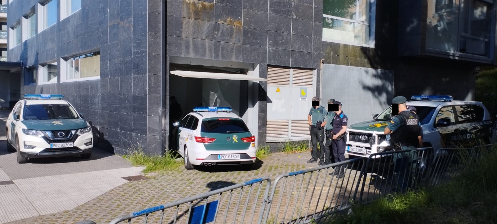 El coche que traslada al detenido entrando en el garaje de los Juzgados de Cangas