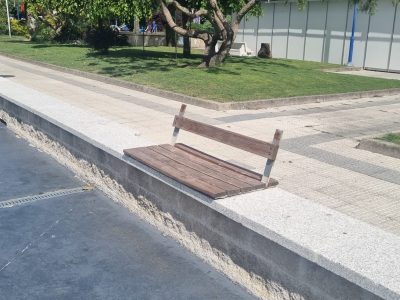 El Concello hacina bancos nuevos en una nave y se niega a instalarlos