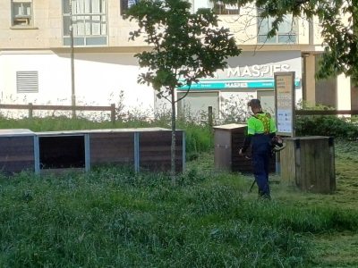 Una empresa desbroza zonas verdes de Cangas sin tener contrato 
