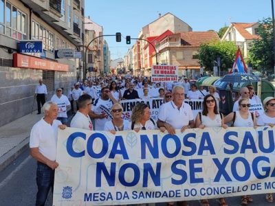 Moaña se viste de blanco para pedir que se cubran las vacantes médicas