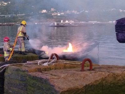 Un joven herido al explotarle la lancha en el puerto de Domaio