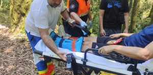 Rescatan a un ciclista moañés herido en un monte de Cangas