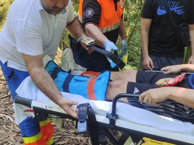 Complicado rescate en A Fraga de una pareja con fracturas en las piernas