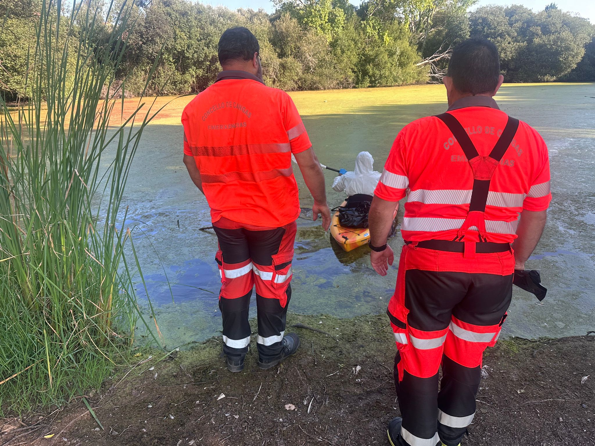 Técnicos y protección civil en la Laguna de la Congorza