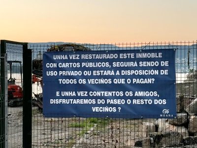 Pancarta contra de las obras de las carpinterías de ribeira