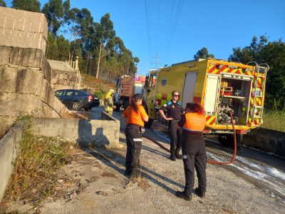 Un incendio que sigue activo arrasa ya 9 hectáreas en Vilaboa