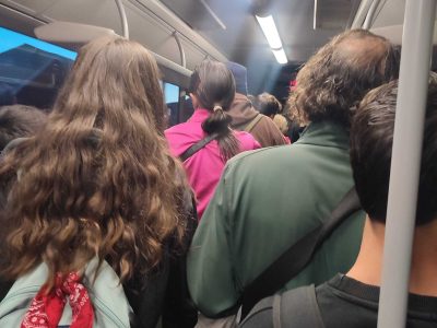 Pasajeros de la línea de Cangas a Pontevedra viajan hacinados