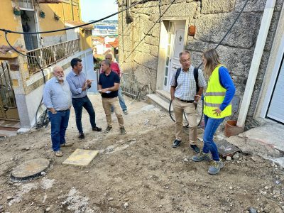 Novas reúnese co persoal técnico e coa veciñanza de Pedreiras de Abaixo ante o avance da obra de humanización