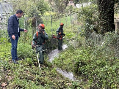 Os ríos marinenses empezan a limparse para prepararse para o inverno
