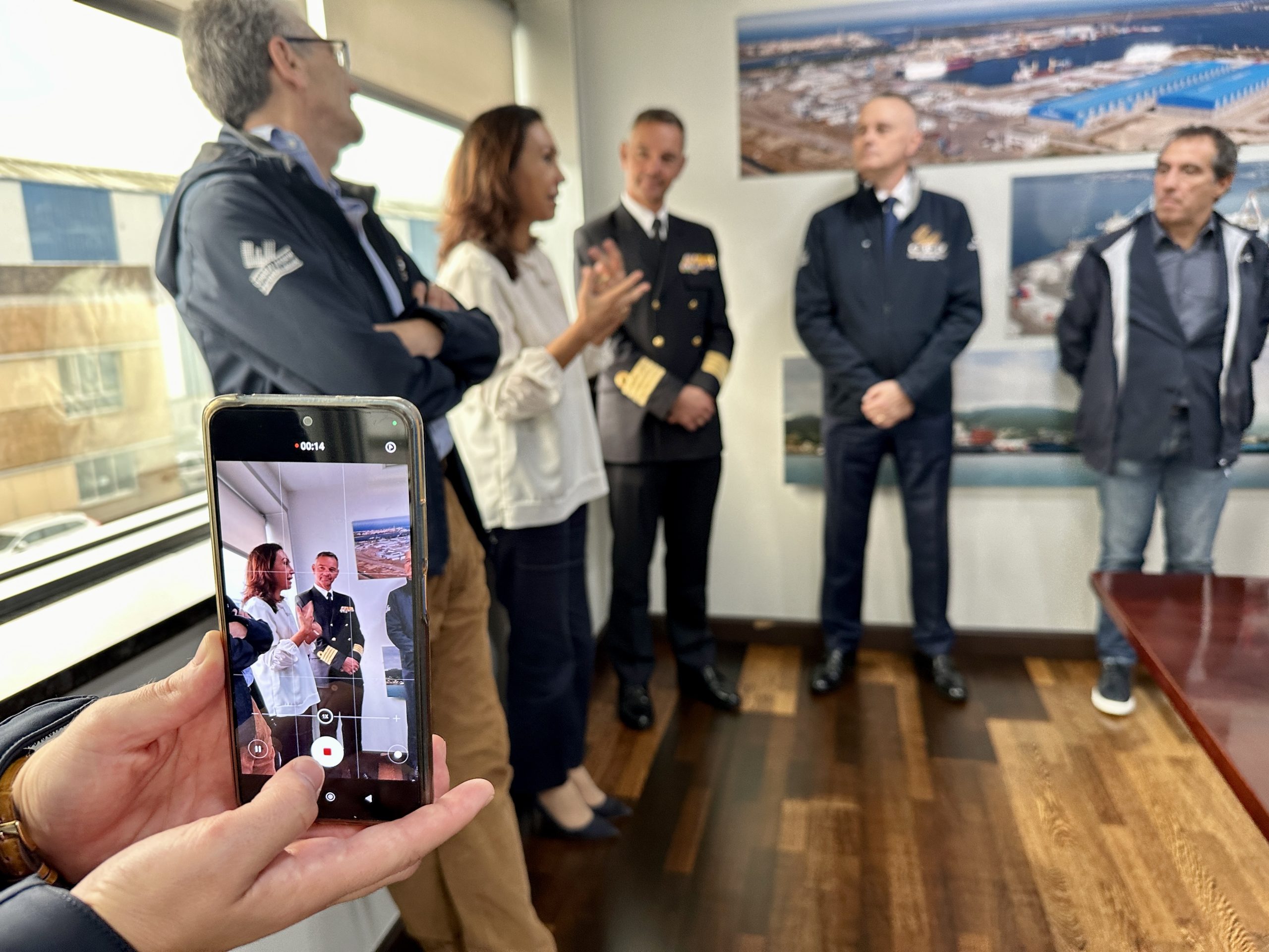 A alcaldesa, María Ramallo, visita as instalacións de Pérez Torres na terminal de contedores do Porto de Marín