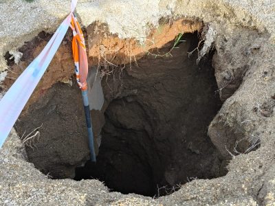 El mar se lleva la tajea del paseo Carlos Pérez de Aldán 