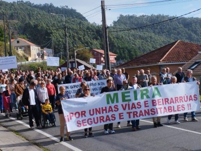 Vecinos de Meira exigen seguridad y unas aceras transitables en la PO-551