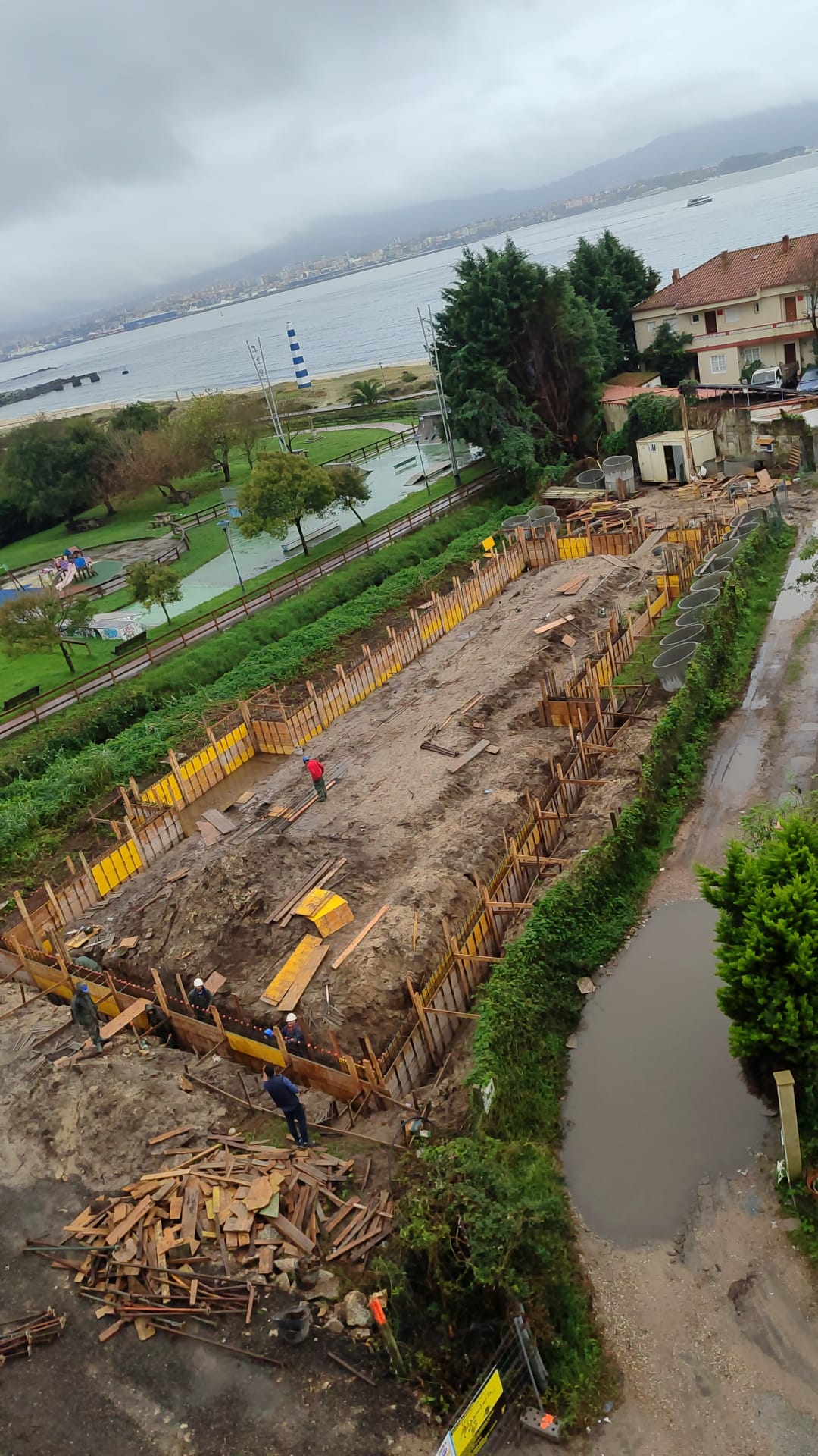 Vecinos alertan de la construcción “rápida” de un edificio junto al mar