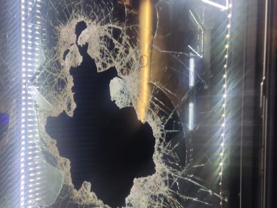 Identificado el moañés que rompió la máquina expendedora de Daniel Castelao para llevarse los snacks