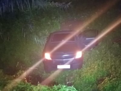 Conduce bebido, se sale de la vía y acaba en la ‘veiga’ 