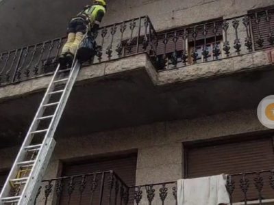Operativo para dar de comer al gato de unos ‘inquiokupas’ en Domaio