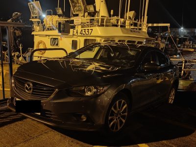 Un despiste que pudo costarle caer al mar desde el muelle