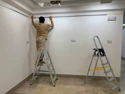 O Museo Manuel Torres renova o sistema para colgar as obras e mellorara súa estética