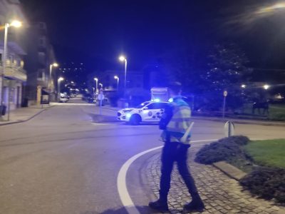 Localizado un conductor que huyó tras dañar un coche y da 1,40 en alcohol