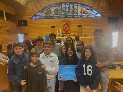 Una decena de alumnos de Moaña cogen su acta de diputados en el Parlamento