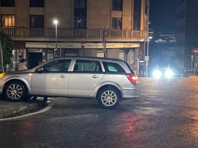 Dos coches impactan contra un muro en la  rotonda do Almacén