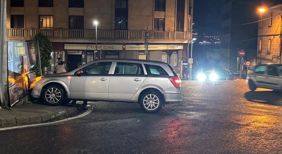 Dos coches impactan contra un muro en la  rotonda do Almacén